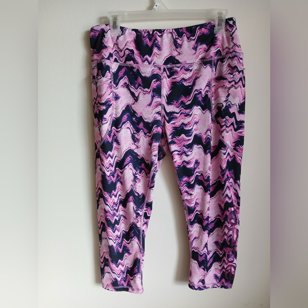 Bebe Sport women’s black & pink print with side pockets capri Size XL
